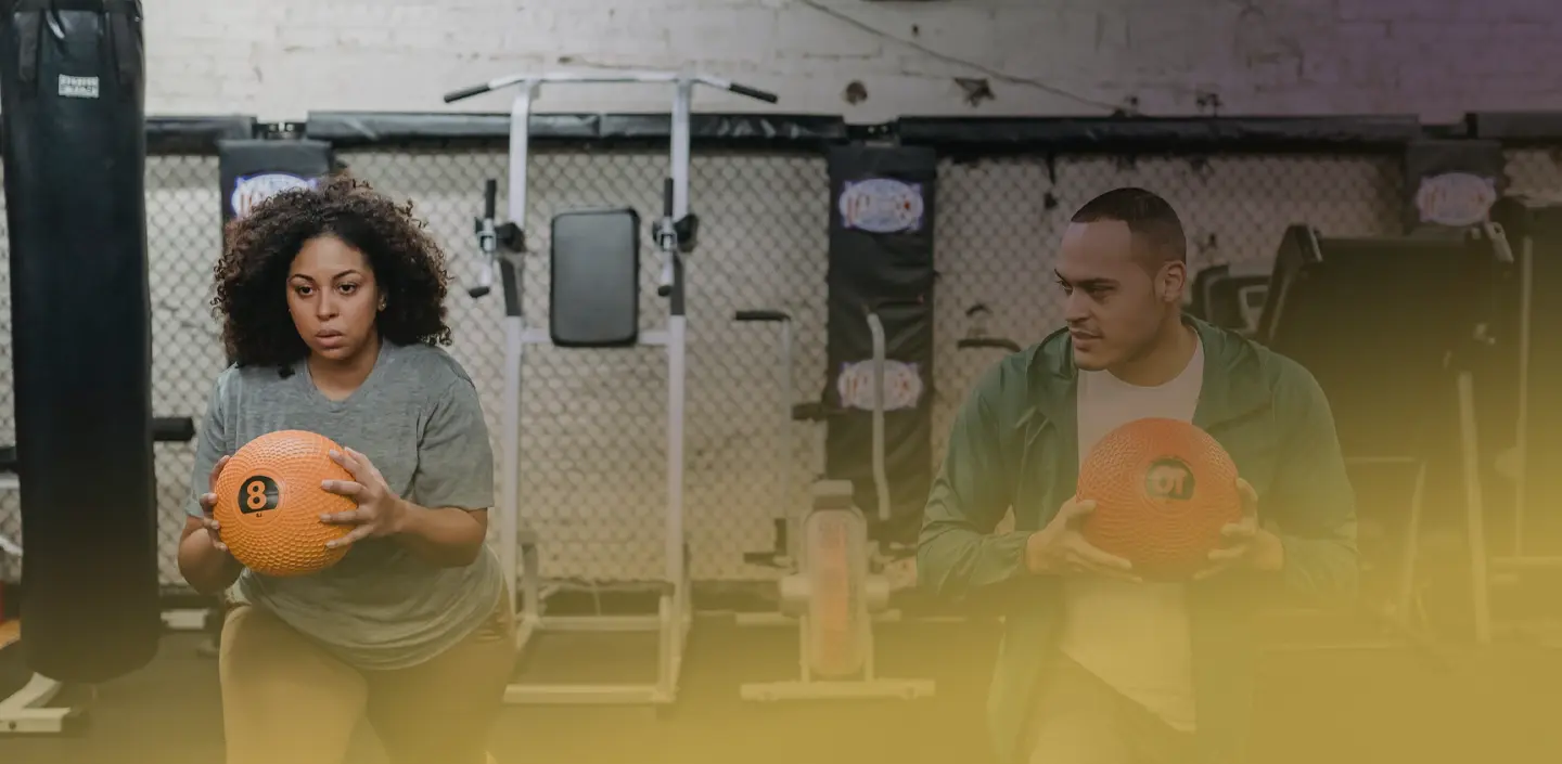 Resveratrol gewichtsverlies - vrouw die aan krachttraining doet om af te vallen.