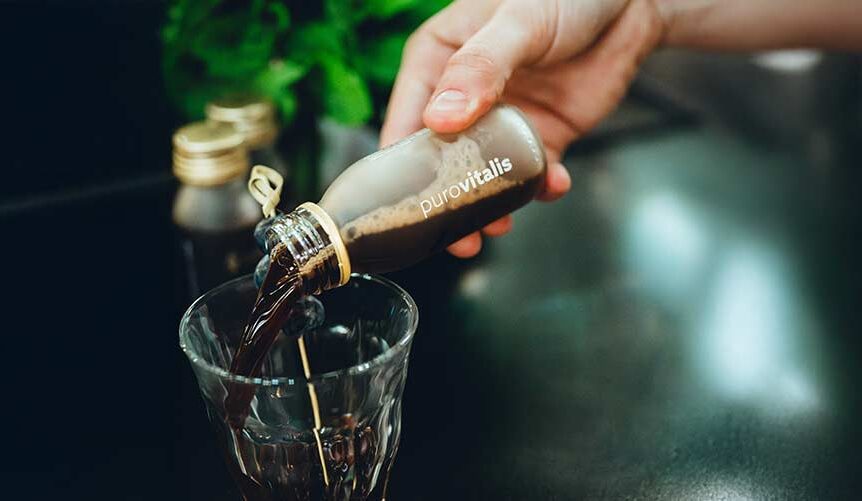 Vergleich verschiedener Kollagenformen: flüssiges Kollagen in einer Flasche, Kollagenpulver mit Messlöffel, Kollagen-Gummibärchen und Kollagenkapseln – mit einem Überblick über verschiedene Möglichkeiten, Nahrungsergänzungsmittel einzunehmen
