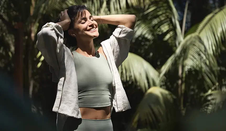 une femme à la lumière du soleil