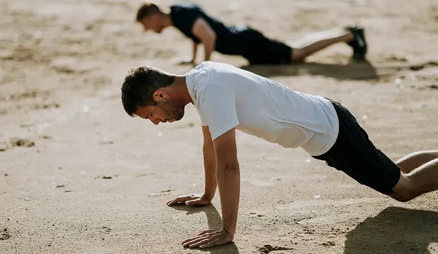 Mann beim Sport am Strand