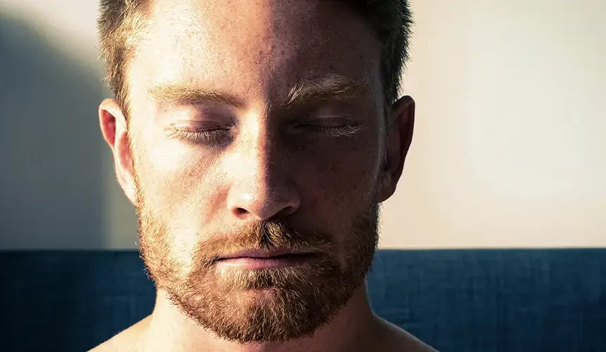 Primer plano de un hombre con los ojos cerrados