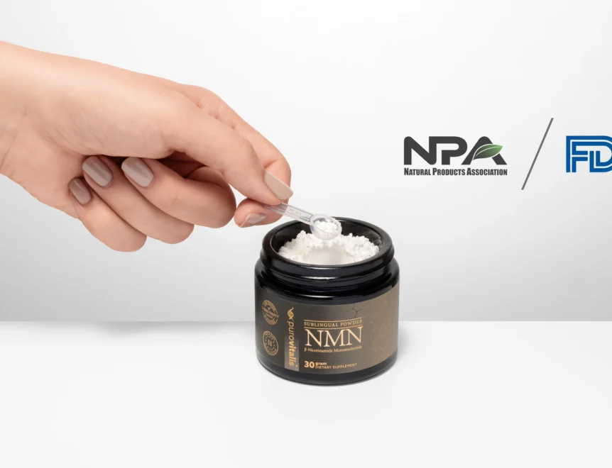 Una mano que sostiene un frasco de suplementos de NMN, que simboliza la aprobación de la FDA y el acceso renovado al NMN como suplemento alimenticio en 2025.
