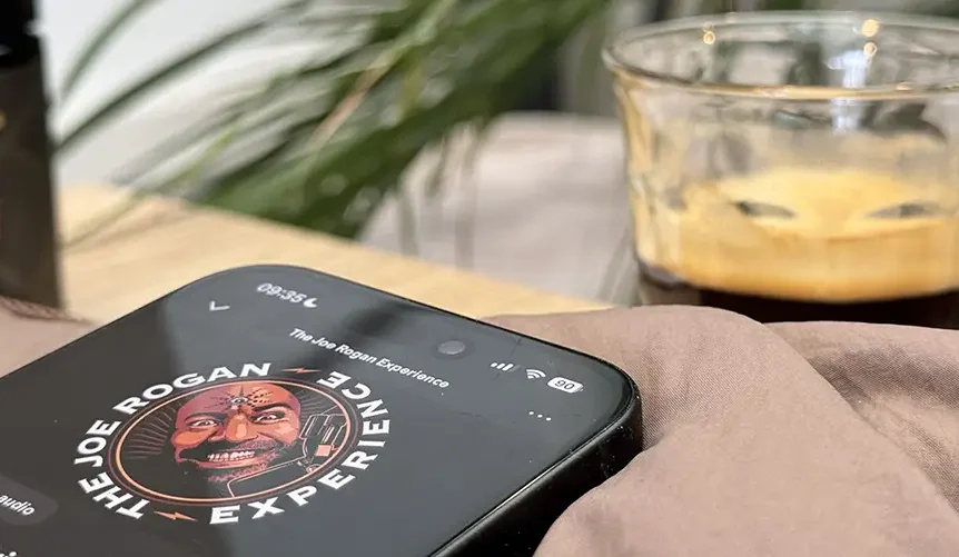 Ich höre mir auf meinem Smartphone den Podcast „The Joe Rogan Experience“ an, in dem es um Joe Rogans Nahrungsergänzungsmittel und das Thema longevity geht.